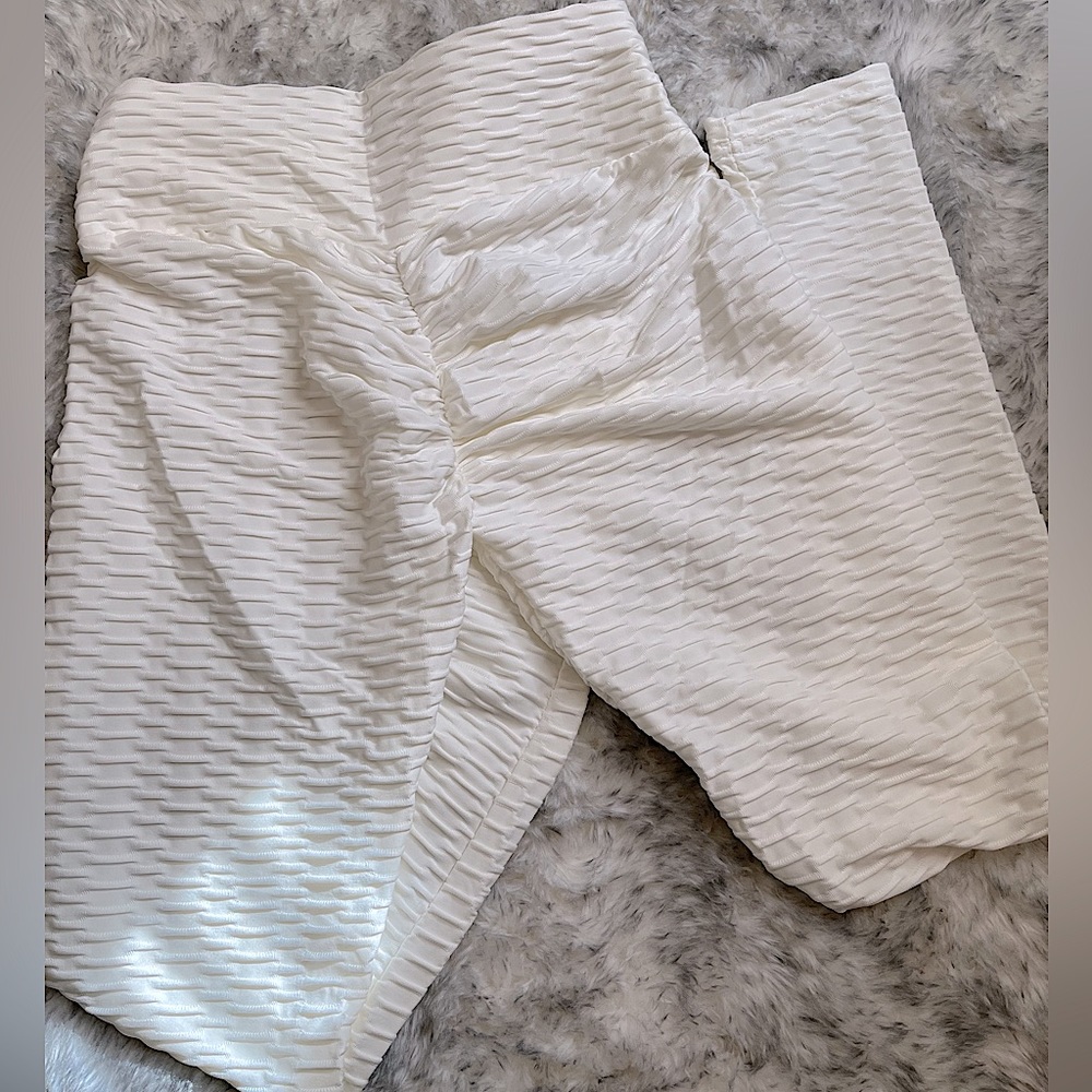 White butt scrunch leggings